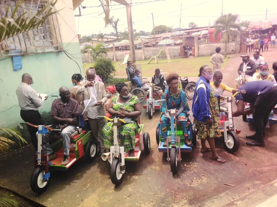 Des tricycles aux handicapés moteurs d’Oyem